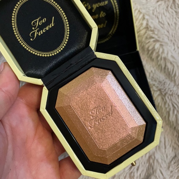 Too Faced Diamond Highlighter Canary Diamond